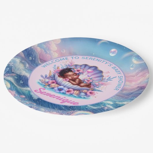 Afro-Amerikaanse Baby Girl in Seashell Pastel Papieren Bordje (Gekanteld)