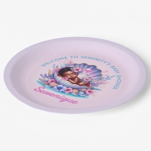 Afro-Amerikaanse Baby Girl in Seashell Pastel Papieren Bordje (Gekanteld)