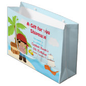 Afro-Amerikaanse piraat jongen in rode verjaardag Groot Cadeauzakje (Voorkant Gekanteld)