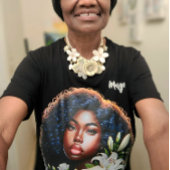 Afro-Amerikaanse schoonheid geniet van haar bloeme Tri-Blend Shirt