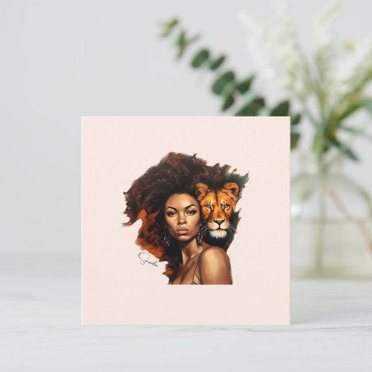 Afro-Amerikaanse vrouw met majestueuze leeuw (Staand voorkant)
