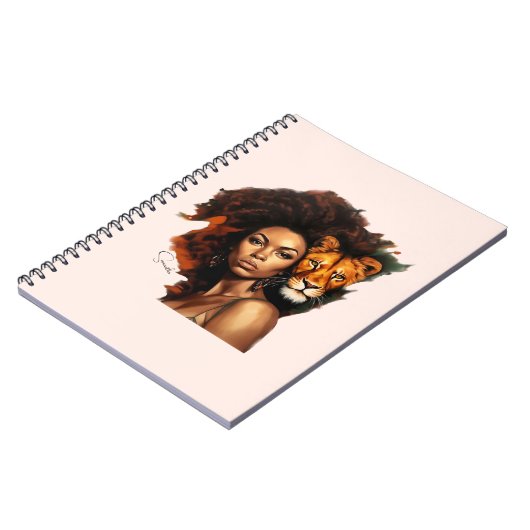 Afro-Amerikaanse vrouw met majestueuze leeuw Notitieboek (Linkerzijde)