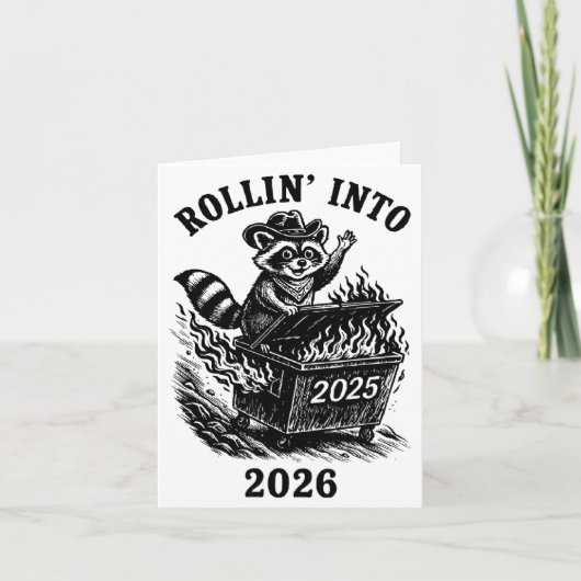 Afrollend naar 2026 Wasbeer Grappige Afvalcontaine Kaart (Voorkant)