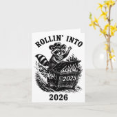 Afrollend naar 2026 Wasbeer Grappige Afvalcontaine Kaart (Gele Bloem)