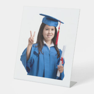 Afronding 2026, Diploma-waaier, Grote hoofden aan Reclamebord Met Voetstuk