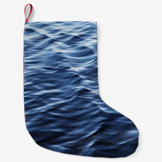 AFSLUITEN VAN DE FOTO VAN HET WATERLICHAAM KLEINE KERSTSOK