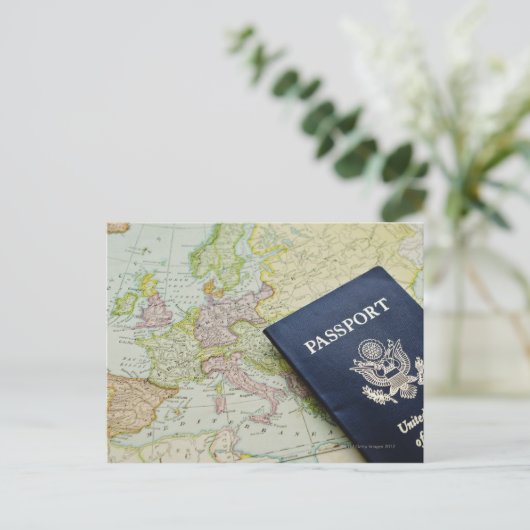 Afsluiting paspoort op Europese kaart (Staand voorkant)