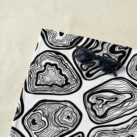 Afsnijdsels in zwart-wit strandlaken (In situ)