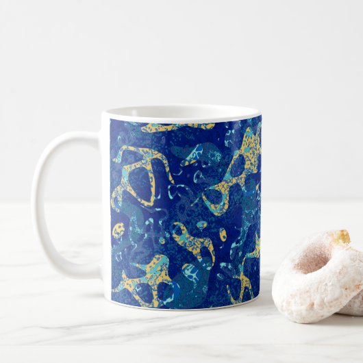 Afstand van marineblauw en gele afbeelding koffiemok (Met donut)