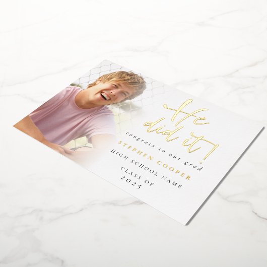 Afstudeerder 2024 foto Hij deed het goudfolie aank Folie Uitnodiging (Gedraaid)