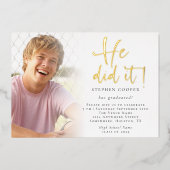 Afstudeerder 2025 Foto Hij deed het Afstuderen Gol Folie Uitnodiging (Voorkant)