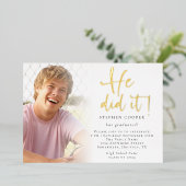 Afstudeerder 2025 Foto Hij deed het Afstuderen Gol Folie Uitnodiging (Staand Voorkant)