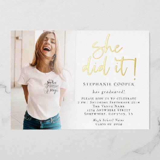 Afstudeerder 2025 Foto Ze deed het Afstuderen Gold Folie Uitnodiging (Voorkant)