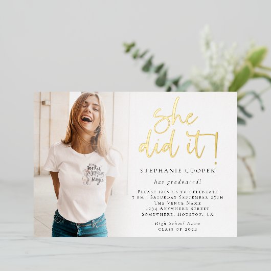 Afstudeerder 2025 Foto Ze deed het Afstuderen Gold Folie Uitnodiging (Staand Voorkant)