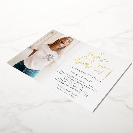 Afstudeerder 2025 Foto Ze deed het Afstuderen Gold Folie Uitnodiging (Gedraaid)