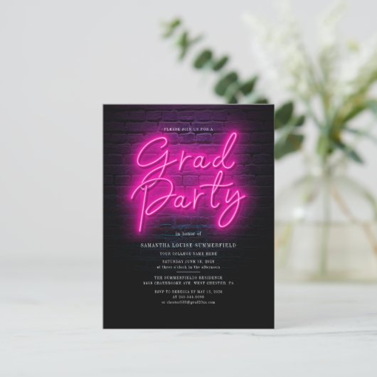Afstudeerder Class 2025 Pink Neon Script Graduatio Uitnodiging Briefkaart (Staand voorkant)