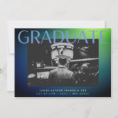 afstudeerder foto groen blauw aangepast universita aankondiging (Voorkant)