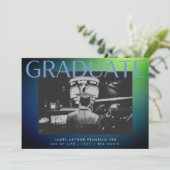 afstudeerder foto groen blauw aangepast universita aankondiging (Staand voorkant)