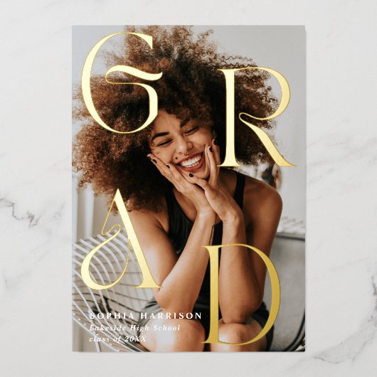 Afstudeerder Gold-gestapelde letters Typografie Af Folie Uitnodiging (Voorkant)