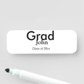 afstudeerder jongen voegt naam toe bevat datumteks naamplaatje (In situ)