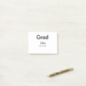 afstudeerder jongen voegt naam toe bevat datumteks post-it® notes (Op bureau)