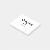 afstudeerder jongen voegt naam toe bevat datumteks post-it® notes (Schuin)