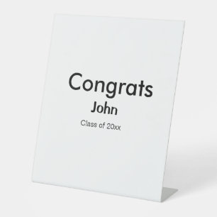 afstudeerder jongen voegt naam toe bevat datumteks reclamebord met voetstuk