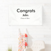 afstudeerder jongen voegt naam toe bevat datumteks spandoek (Insitu)