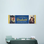 Afstudeerder met blauwe en goudcontra 2 foto-Afstu Spandoek (Beurs)