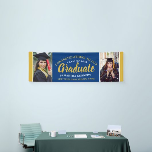 Afstudeerder met blauwe en goudcontra 2 foto-Afstu Spandoek (Beurs)