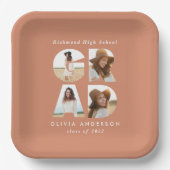 Afstudeerder met meerdere foto's perzikkleurig mod papieren bordje (Voorkant)