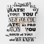 Afstudeerder met witte en zwarte tekst inpakpapier vel (In situ)