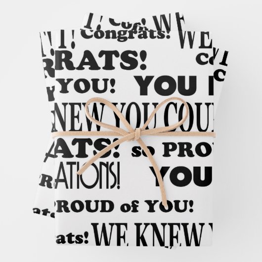 Afstudeerder met witte en zwarte tekst inpakpapier vel (In situ)