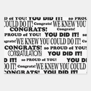 Afstudeerder met witte en zwarte tekst inpakpapier vel