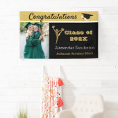 Afstudeerder met zwarte en goudgraten spandoek (Insitu)