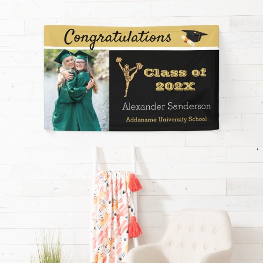 Afstudeerder met zwarte en goudgraten spandoek (Insitu)