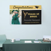 Afstudeerder met zwarte en goudgraten spandoek (Beurs)