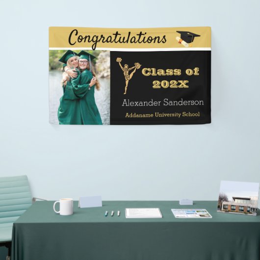 Afstudeerder met zwarte en goudgraten spandoek (Beurs)