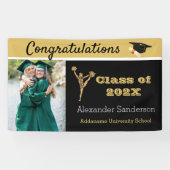 Afstudeerder met zwarte en goudgraten spandoek (Horizontaal)