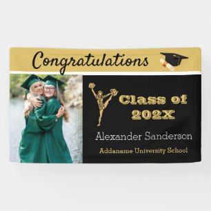 Afstudeerder met zwarte en goudgraten spandoek