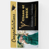 Afstudeerder met zwarte en goudgraten spandoek (Verticaal)