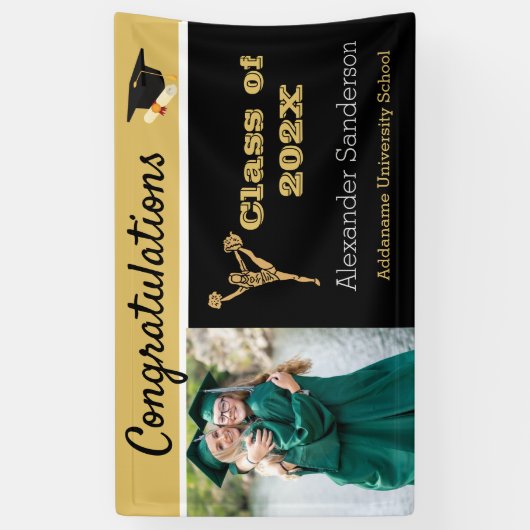Afstudeerder met zwarte en goudgraten spandoek (Verticaal)