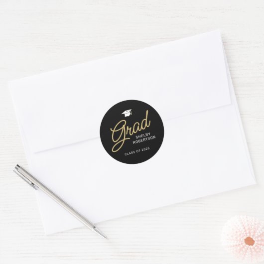 Afstudeerder Modern Script Zwart en Goud Afstudere Ronde Sticker (Envelop)