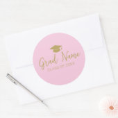 Afstudeerder Name Script met Graduation Cap - Roze Ronde Sticker (Envelop)