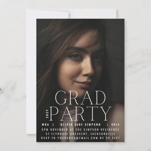 AFSTUDEERDER PARTY | White Modern Script College Kaart (Voorkant)