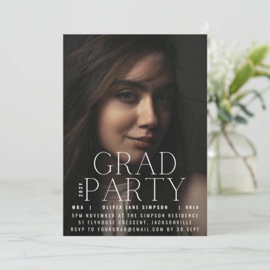 AFSTUDEERDER PARTY | White Modern Script College Kaart (Staand voorkant)