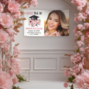 Afstudeerder Pet en Roze Bloemen Foto Ze deed het Spandoek