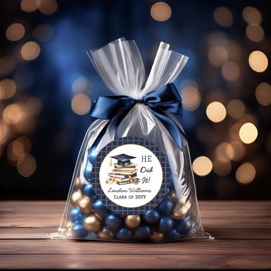 Afstudeerder Pet en stapel boeken die hij deed Ronde Sticker