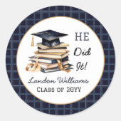 Afstudeerder Pet en stapel boeken die hij deed Ronde Sticker (Voorkant)