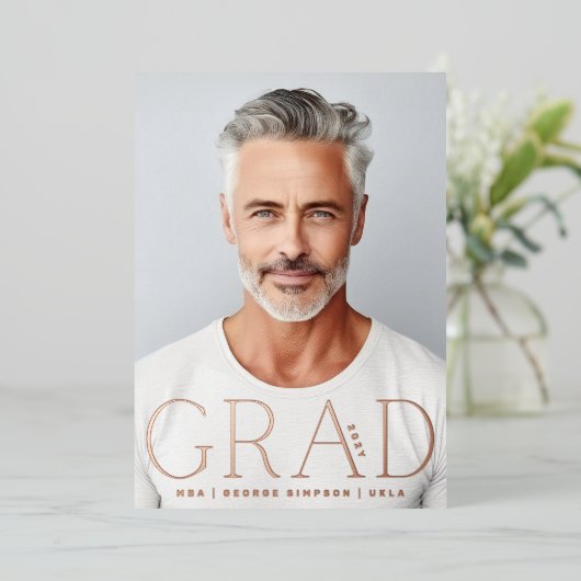 AFSTUDEERDER | Roos Gold Foil Modern Foto aankondi Folie Uitnodiging (Staand Voorkant)